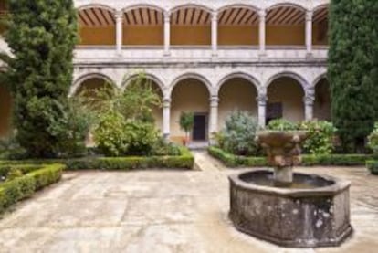 La iglesia gótica de Yuste se comunica con dos claustros.