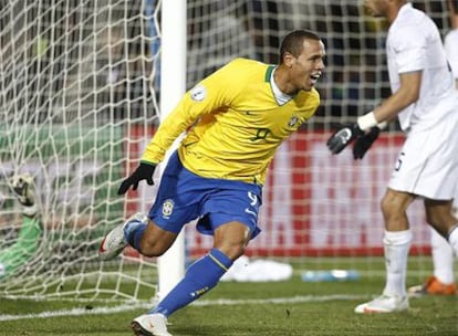 Luis Fabiano celebra su segundo gol.