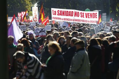 Un momento de la concentración, que ha tenido lugar esta mañana en Madrid. En la imagen una pancarta contra la privatización de la sanidad en al Comunidad de Madrid.