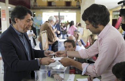 El presidente de la Comunidad de Madrid, Ignacio González, ha ejercido su derecho al voto en el colegio Bernardette de Aravaca (Madrid).