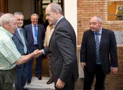 Manuel Chaves, en el centro, saluda a su llegada a la sede de UGT-A