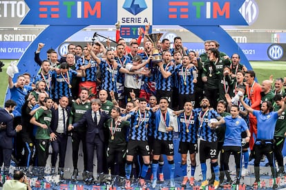 Los jugadores del Inter de Milán celebran el 'scudetto' logrado esta temporada.