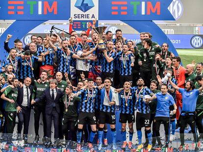 Los jugadores del Inter de Milán celebran el 'scudetto' logrado esta temporada.