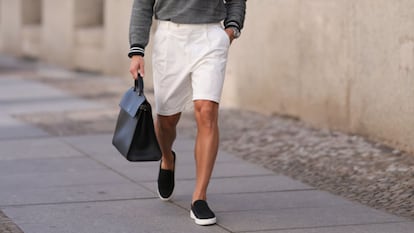 Los pantalones chinos para hombre son un clásico que no pasa de moda. GETTY IMAGES.