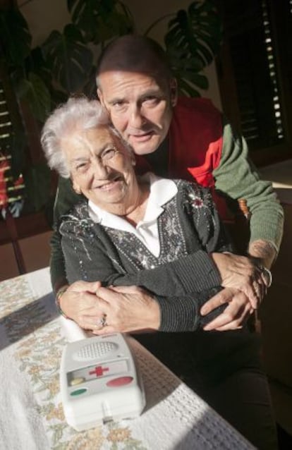 Rosa con Gaizka, el voluntario que la ayuda en su casa de Borriol.