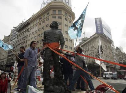 La estatua del Che en su recorrido por las calles de la capital argentina