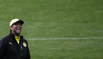 Jurgen Klopp. entrenador de los alemanes, durante el entrenamiento efectuado esta tarde en el estadio Santiago Bernabu, en la vspera del partido de ida de los cuartos de final de la Champions League que disputan ma?ana contra el Real Madrid.