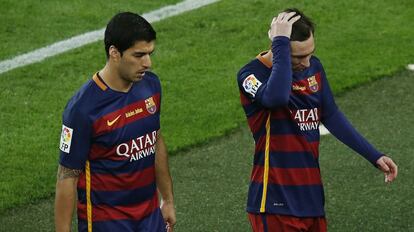 Luis Suarez (i) y Lionel Messi tras el clásico ante el Real Madrid.