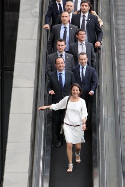 Mazarine Pingeot, acompañada del presidente François Hollande y de su séquito.