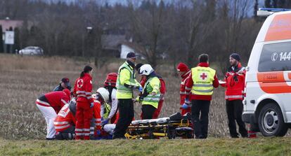 Personal sanitario atienden a un herido tras el accidente ferroviario cerca de Bad Aibling (Alemania).