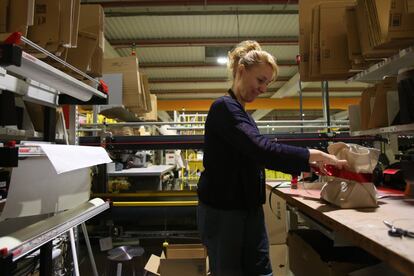 La plantilla de Amazon España también se ha aumentado un 40% con respecto a las navidades del año pasado hasta los 2.600 empleados repartidos en tres turnos. En la imagen, una trabajadora de Amazon prepara un paquete.