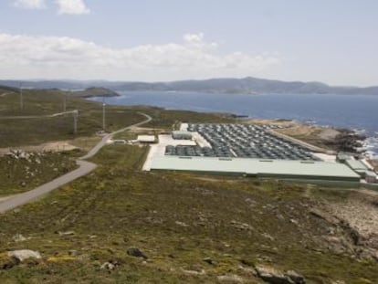 Imagen de cabo Vil&aacute;n, en Camari&ntilde;as, en la que se aprecia parte del parque e&oacute;lico y la piscifactor&iacute;a.