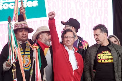 Gustavo Petro habla a los asistentes reunidos en la Plaza Bolívar, este martes en Bogotá.