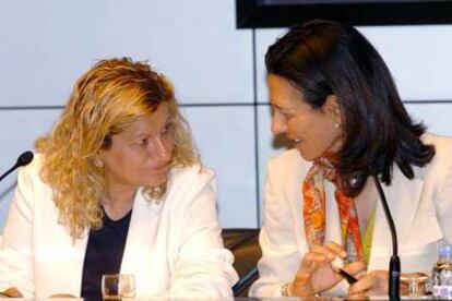 María Jesús Paredes (izquierda), representante de banca de CC OO, y Ana Patricia Botín, presidenta de Banesto.