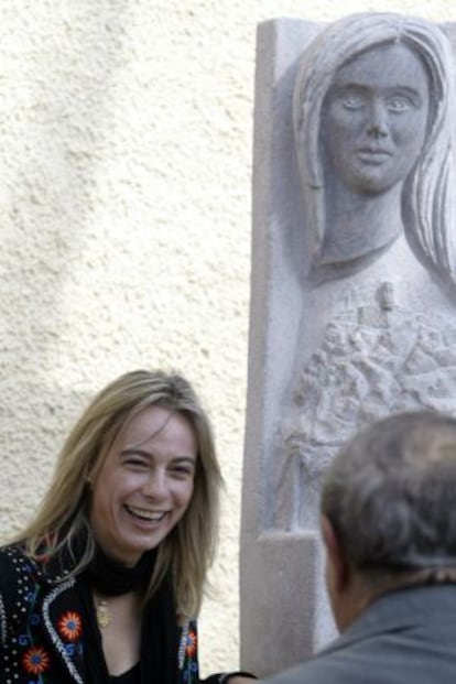 Sonia Castedo next to a sculpture created in her honor in Verdegás in 2008.