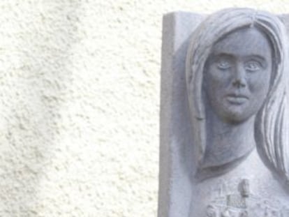 Sonia Castedo next to a sculpture created in her honor in Verdegás in 2008.