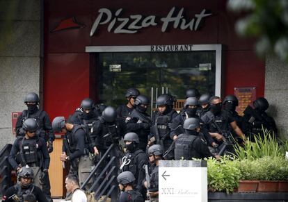 Agentes de la policía en la zona comercial donde se han producido los ataques en Yakarta (Indonesia).
