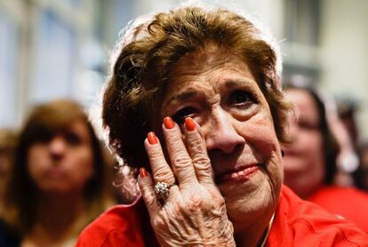 María Silva, de 85 años, escucha a Rubio tras la derrota electoral