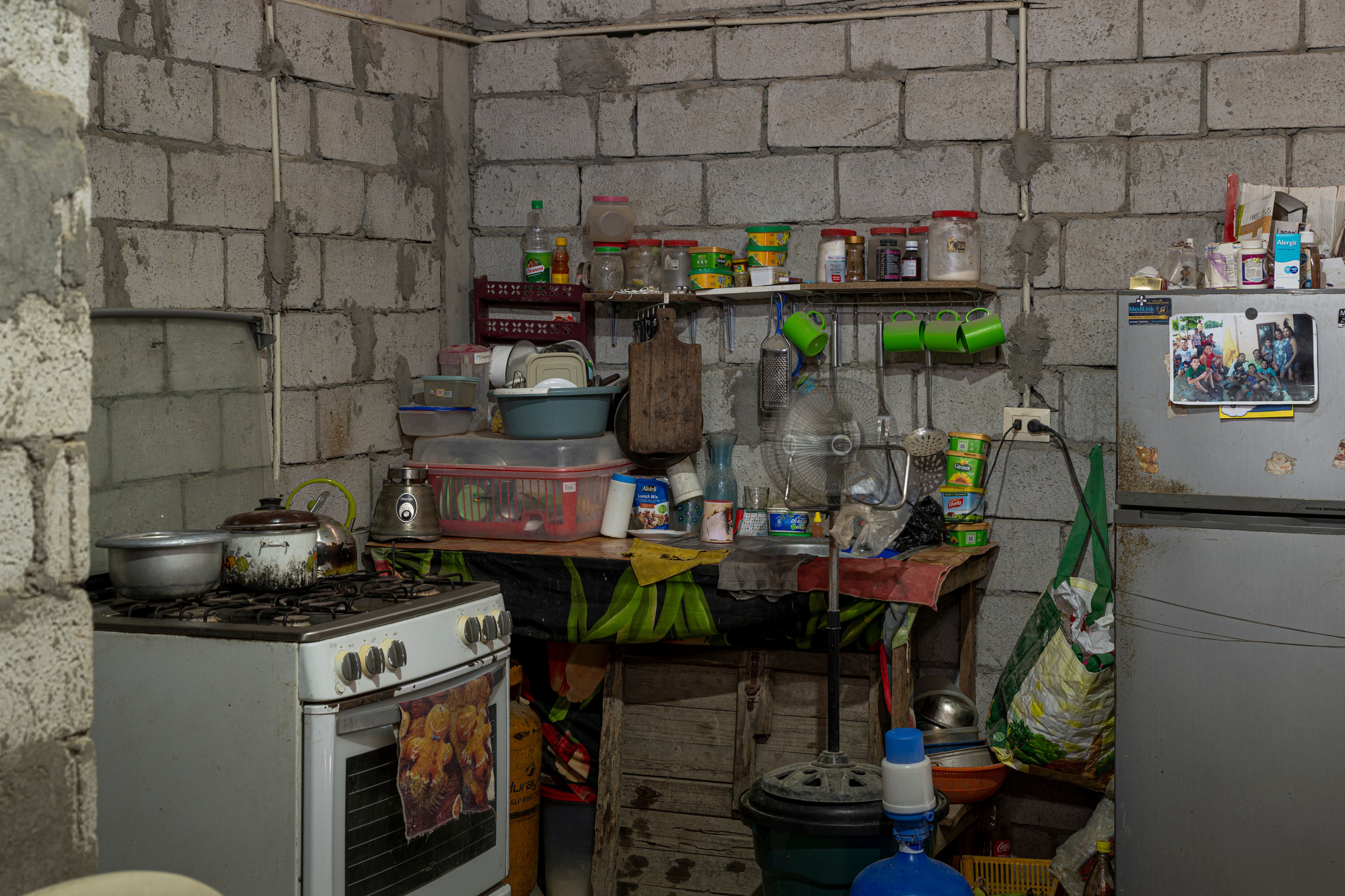 Interior de una casa sin ventanas por precaución ante la violencia, en Durán.