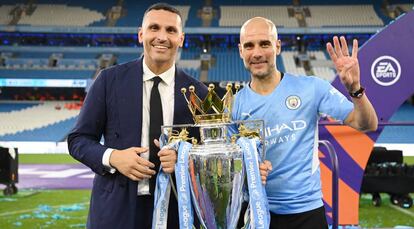 Khaldoon Al Mubarak, presidente del Manchester City y persona de confianza del jeque Al Nahyan, junto al entrenador del club, Pep Guardiola.