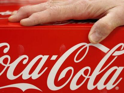 Una caja de Coca-Cola.