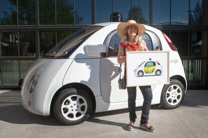 La artista Inmaculada del Castillo posa junto al coche sin condutor de Google y su diseño.