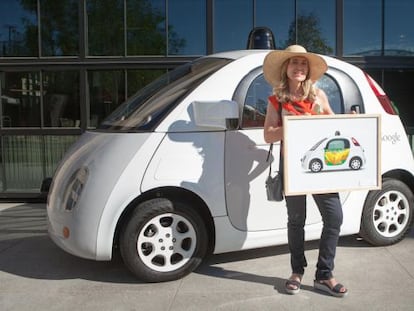 La artista Inmaculada del Castillo posa junto al coche sin condutor de Google y su diseño.