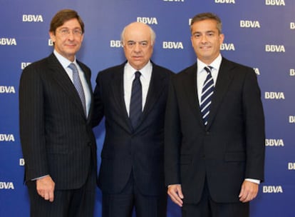 José Ignacio Goirigolzarri, Francisco González y Ángel Cano, ayer en la sede del banco.