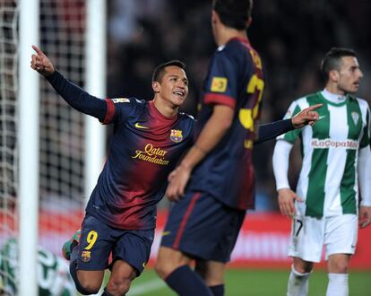 Alexis celebra su segundo gol, el quinto del Barcelona.