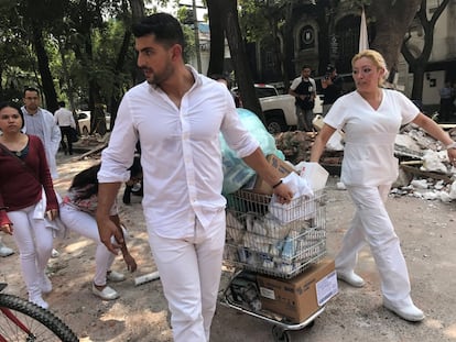 Membres dels serveis mèdics transporten subministraments mèdics per als ferits del terratrèmol, a Ciutat de Mèxic.