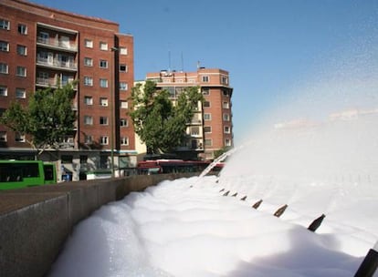 Varias unidades de la Policía Nacional se desplazaron a las 5.30 horas hasta el edificio, donde no encontraron resistencia puesto que en la vivienda no había nadie. Los okupas aseguran que "agentes de la seguridad privada contratados por la propiedad" accedieron al tejado del edificio para quitar la bandera de "okupación" y que también se retiraron las pancartas de denuncia que colgaban de las ventanas en las que se definía a la empresa promotora del edificio como "pseudo-propietaria" del inmueble. En la foto, del mismo colectivo, Embajadores.