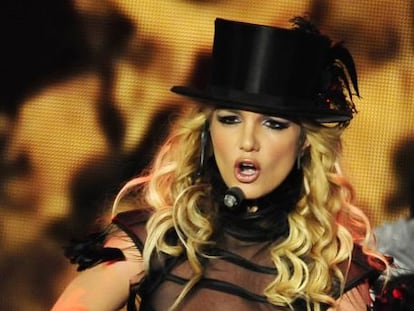 El comienzo de la gira australiana de Britney Spears no ha sido como le hubiera gustado. Voces de protesta han surgido desde su primer concierto. El motivo: el supuesto <i>play back</i> usado por la cantante. Incluso hay medios del país que aseguran que fueron muchos los asistentes a ese evento que se marcharon al poco tiempo, al darse cuenta de que la artista no estaba cantando. Para que esto no vuelva a suceder, ahora, las autoridades australianas están pensando en regular el uso del <i>play back</i>.