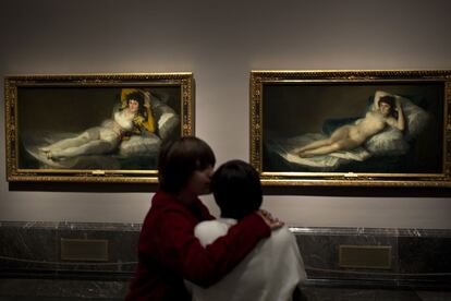 'La maja vestida' y 'La maja desnuda', dos de los óleos más célebres de Goya, que se muestran juntos en el Museo del Prado.