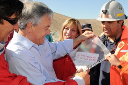 El presidente Sebastián Piñera observa el mensaje de los mineros: "Estamos bien en el refugio los 33".