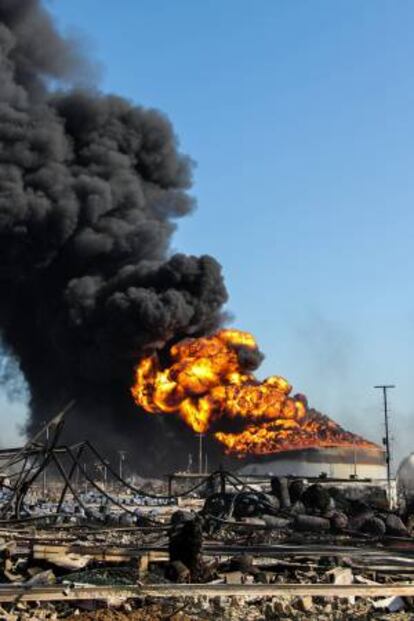 Vista de parte de la refinería de Amuay todavía en llamas.