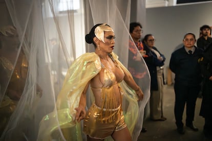 Una mujer trans en el Museo Nacional, en Bogotá, el 26 de junio de 2025.