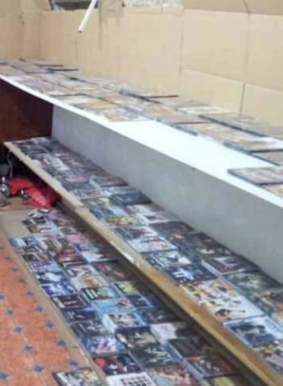 El piso donde la red exponía los CD y DVD falsificados.