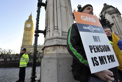 Las movilizaciones contra las ajustes previstos por el Gobierno de David Cameron llegan también a las puertas del Parlamento británico.