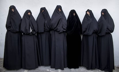 Un grupo de mujeres ataviadas con mantos de cobijada en una calle de Vejer (Cádiz).