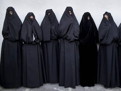 Un grupo de mujeres ataviadas con mantos de cobijada en una calle de Vejer (Cádiz).