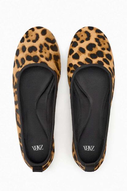 El estampado de leopardo convierte a las bailarinas en una especie de calzado todoterreno capaz de poner el toque distintivo a cualquier estilismo. Nos ha gustado especialmente esta propuesta de Zara, con la punta redondeada. 39,95 €