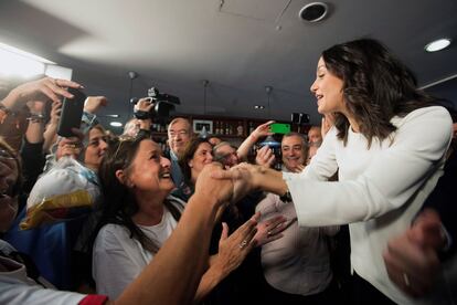 La cabeza de lista de Ciudadanos al Congreso por Barcelona, Inés Arrimadas, en el encuentro ciudadano en un bar de L´Hospitalet de Llobregat, este domingo. 