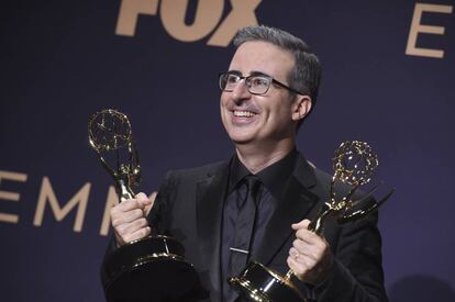 John Oliver posa con los dos premios obtenidos por su programa, 'Last Week tonight': Mejor 'talkshow' y Mejor guion en un 'talkshow'.