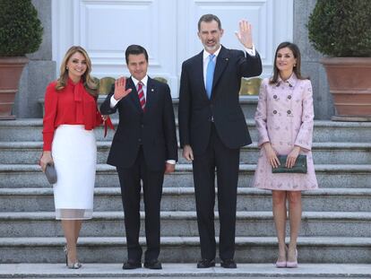 Los reyes de España reciben al presidente de México y su mujer.