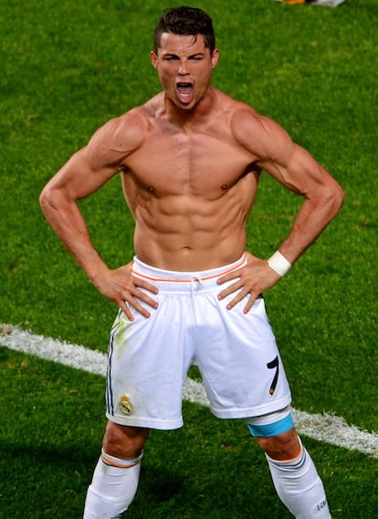 Cristiano Ronaldo celebra quitándose la camiseta el cuarto gol de su equipo.