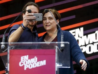 Pablo Iglesias i Ada Colau graven un vídeo en què anuncien el seu míting d'avui a Madrid.