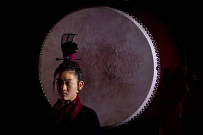 Una mujer con un vestido tradicional en Pekín (China).