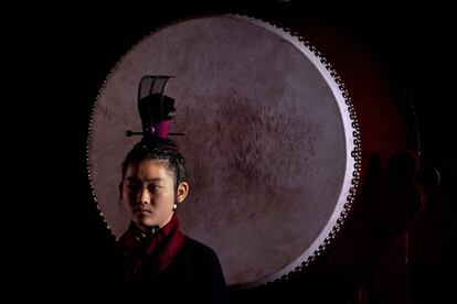 Una mujer con un vestido tradicional en Pekn (China).