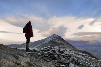 El distrito de los Lagos inglés atrae a mucho turista con el imán de Beatriz Potter y Wordsworth, pero otra atracción son los fells (cerros rocosos). Esta vuelta de Coledale, a menudo ignorada, está repleta de montes increíbles y de vestigios del pasado industrial de la zona. Con inicio y fin en el pueblo de Braithwaite, pasa por el piramidal Grisedale Pike (791 metros de altura, en la foto) y la espectacular Hopegill Head (770 metros). Hay una ida y vuelta opcional al Grasmoor (852 metros) y el Wandope (772 metros) antes de los finales Crag Hill (839 metros) y Causey Pike (637 metros). Existen variantes más cortas para una jornada más fácil. Inicio y final: Braithwaite. Distancia: 18 kilómetros. Más información: <a href="https://www.keswick.org/what-to-do/walking-routes/coledale-round" target="_blank">keswick.org</a>