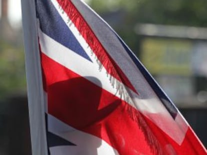 Un unionista porta una bandera durante una de las marchas en Belfast.